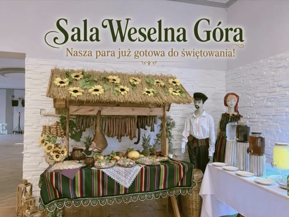 Stół wiejski z wędlinami i ludowymi dekoracjami w sali Góra